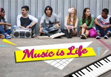 Arkadaşlar birlikte vakit geçiriyorlar.