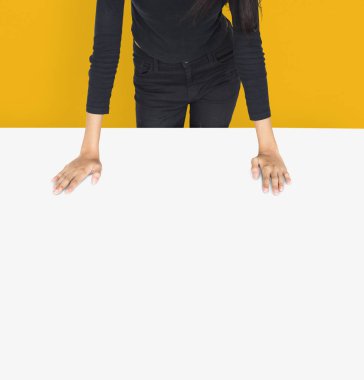 Kadının ellerini masada