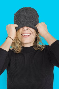  kadın giyiyor şapka