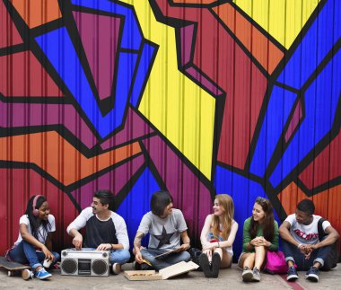 Arkadaşlar birlikte vakit geçiriyorlar.