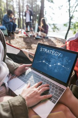 Dizüstü bilgisayar kullanan kadın