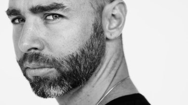 Beyaz yakışıklı erkek yüz