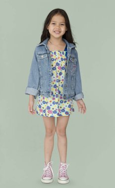 Stüdyoda küçük şirin bir kız