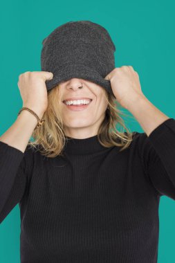  kadın giyiyor şapka