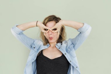  kadın yapma yüz buruşturma