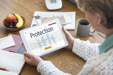 Dijital tablet tutan kadın