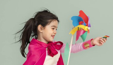 Kız kostümlü süper kahraman