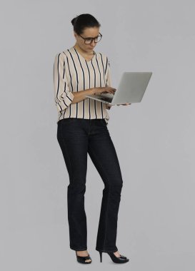 kaukaski kobieta interesu za pomocą laptopa