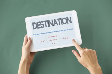 Dijital tablet tutan eller kadın