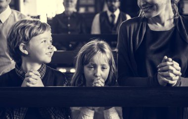 bir grup insan kilise