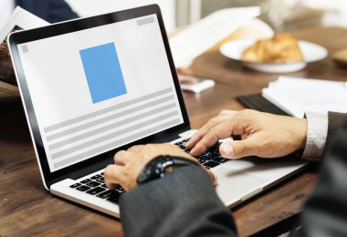 Bilgisayarda Daktilo Yazan İşadamı.