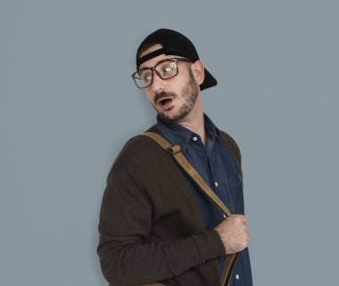 adam şapka ve gözlük