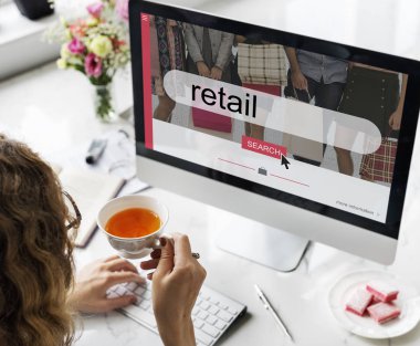 çalışan yaratıcı tasarımcı kadın 