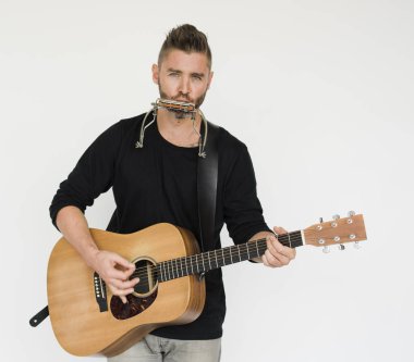 yakışıklı müzisyen adam