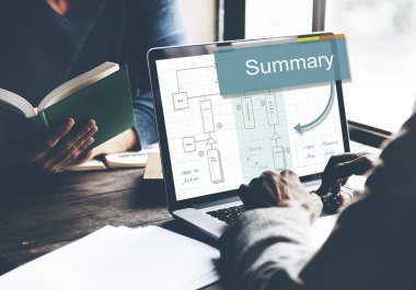 dizüstü bilgisayarda çalışan işletme adam