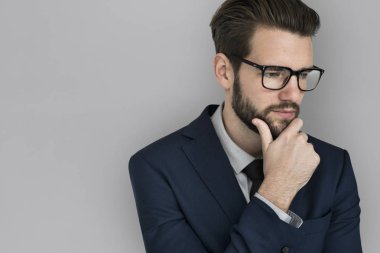 düşünme ve çene üzerinde elini tutarak işadamı