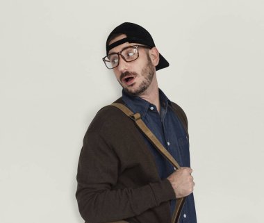 adam şapka ve gözlük