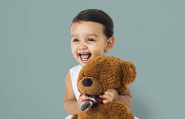 Oyuncak ayıyla küçük bir kız