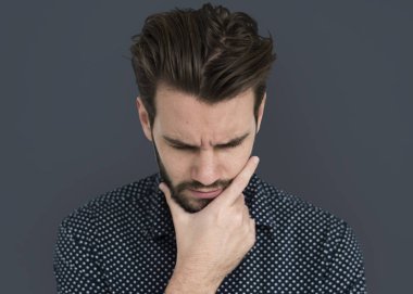 düşünme ve çene üzerinde elini tutarak dostum