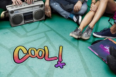 Arkadaşlar birlikte vakit geçiriyorlar.