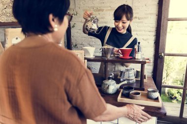 Garson kafede çay yapma