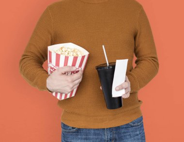 patlamış mısır ve içki olan adam