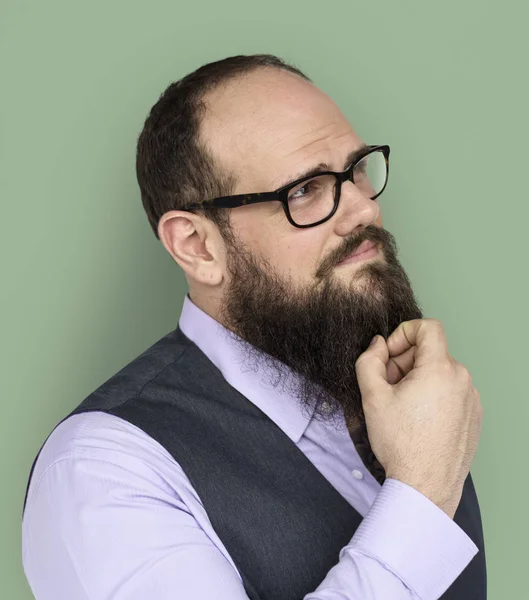 Homem com barba posando em estúdio — Fotografia de Stock