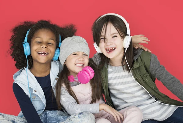 Mädchen hören Musik über Kopfhörer — Stockfoto