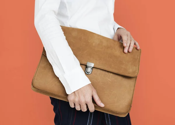 Pengusaha wanita memegang tas — Stok Foto