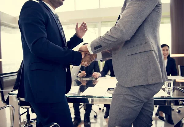 Parceiros de negócios Handshake mãos — Fotografia de Stock