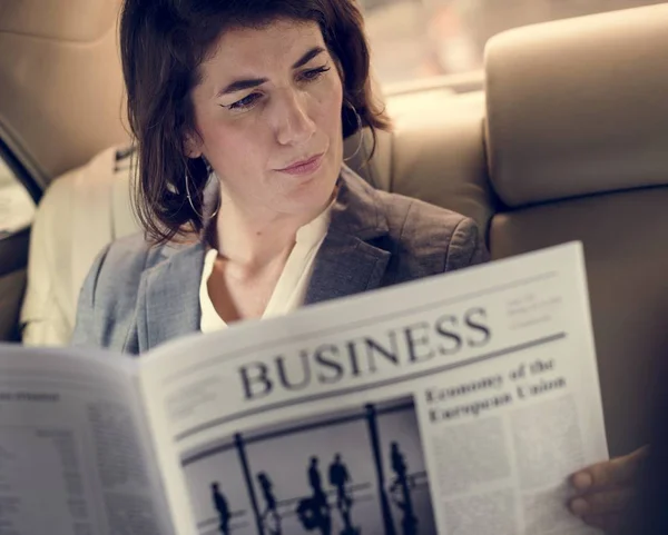 Donna d'affari che legge il giornale — Foto Stock
