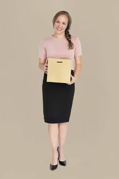 Mujer de negocios Holding Box — Foto de Stock