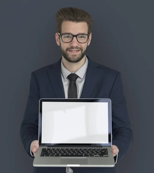 Бізнесмен тримає відкритий ноутбук — стокове фото