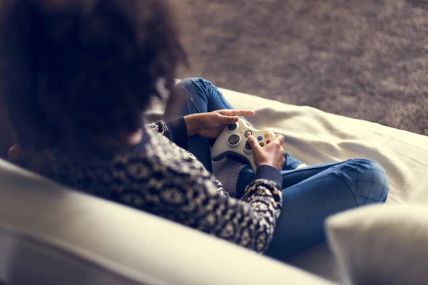 Menina jogando jogo de vídeo — Fotografia de Stock