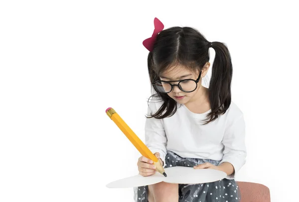 Chica escribiendo con lápiz grande —  Fotos de Stock