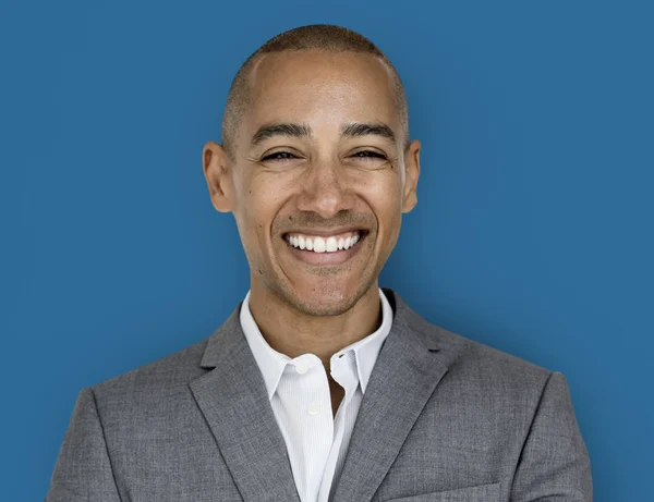 Uomo d'affari afroamericano sorridente — Foto Stock