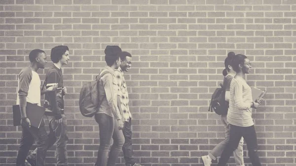 Estudantes andando na rua juntos — Fotografia de Stock