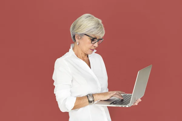 Mujer de negocios usando laptop — Foto de Stock