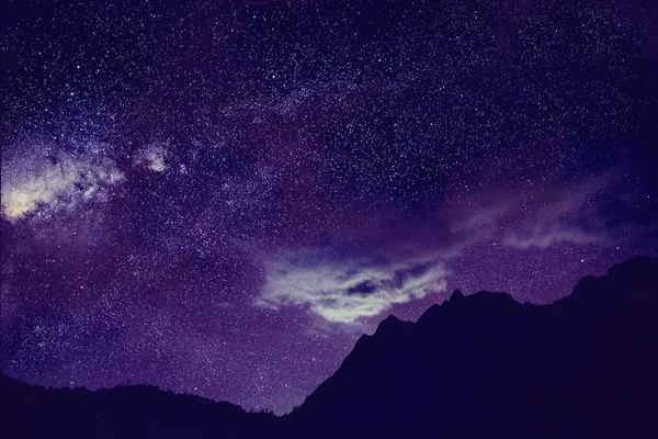 Estrelas bonitas no céu escuro — Fotografia de Stock