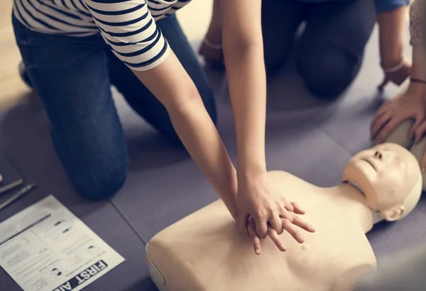 Mensen op EHBO opleiding les — Stockfoto