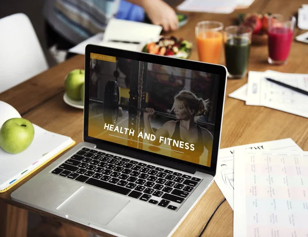 Diyet gıda ile masa üstünde laptop — Stok fotoğraf