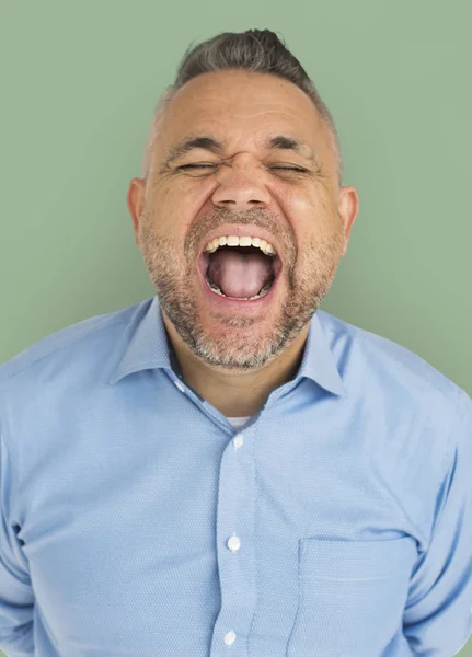 Muž křičí v ateliéru — Stock fotografie