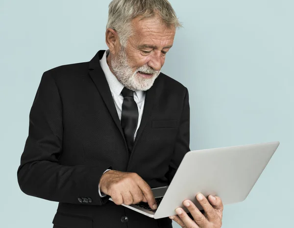Biznesmen korzystający z laptopa — Zdjęcie stockowe