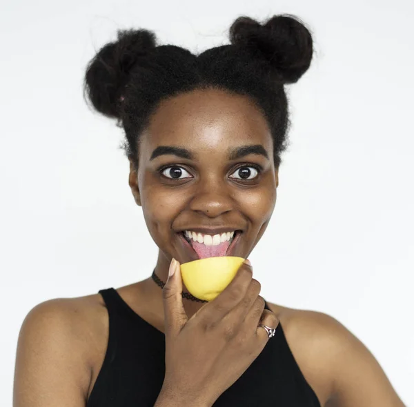 Африканская женщина пробует лимон — стоковое фото