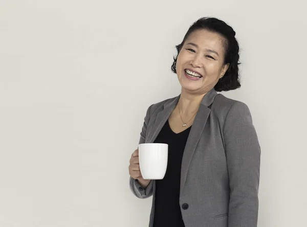 Азиатская предпринимательница с чашкой чая — стоковое фото