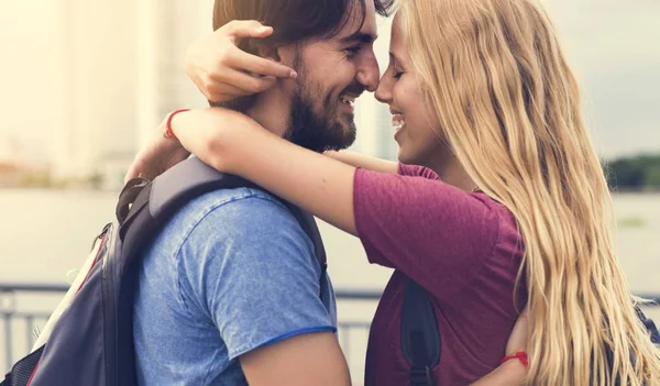 Casal a olhar um para o outro — Fotografia de Stock