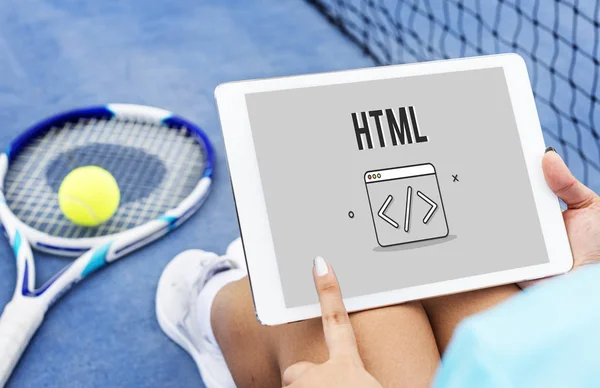 Jogador de tênis com tablet digital . — Fotografia de Stock