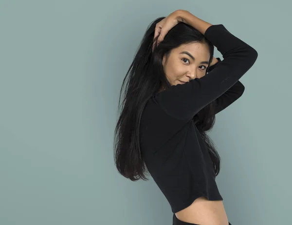 Mujer asiática posando en estudio — Foto de Stock