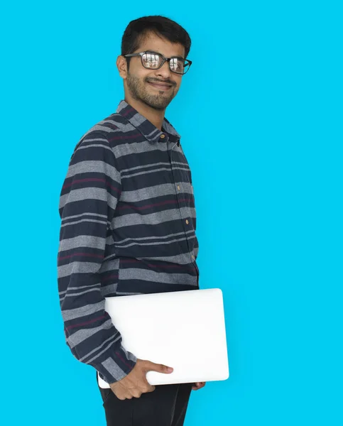 Indiase man met laptop — Stockfoto