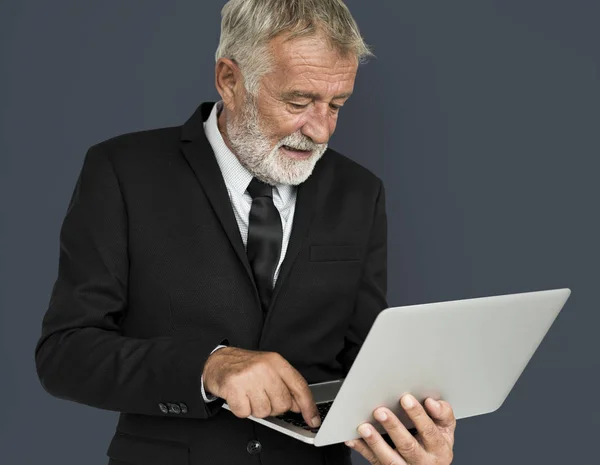 Geschäftsmann mit Laptop — Stockfoto